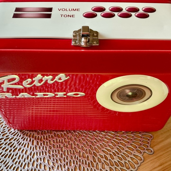 Collectible RETRO RADIO Lunchbox Red/White/Crome - Picture 10 of 10